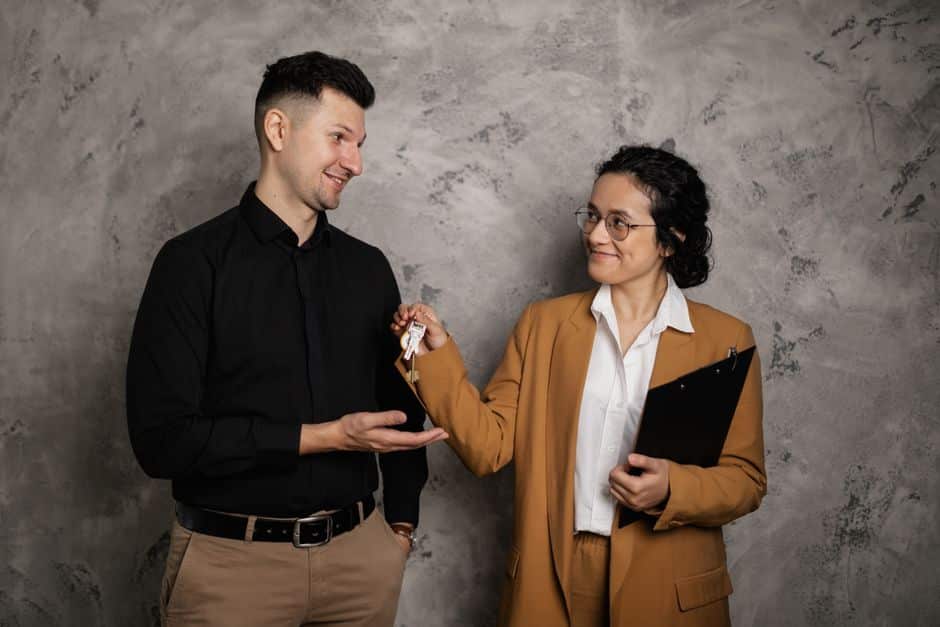 Conseiller immobilier remettant les clés d un logement