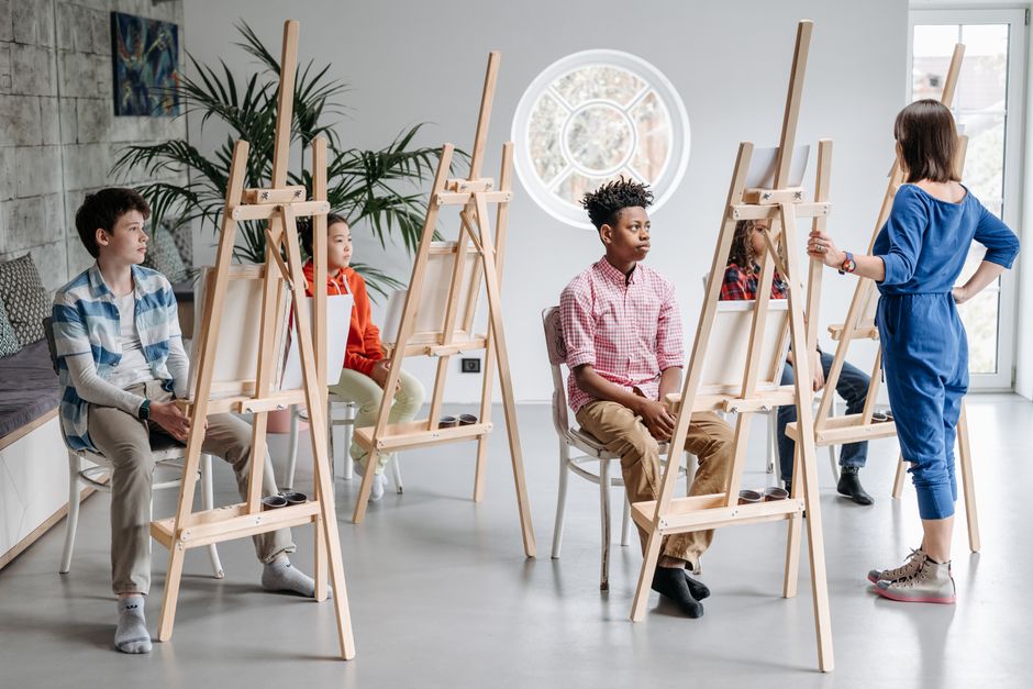 Animateur menant un atelier créatif en groupe