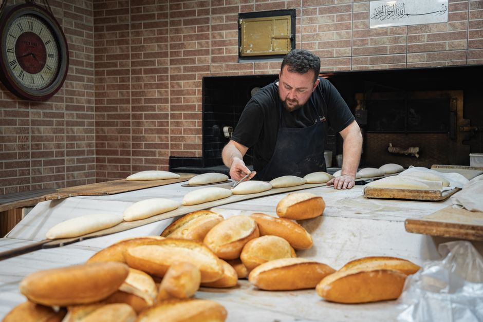 Boulanger façonnant des pâtons dans son fournil